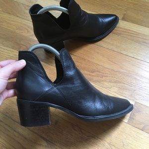Steve Madden black leather booties sz 6